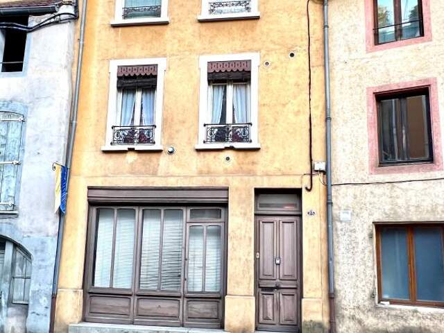 maison T 9 de 180 m2 CRÉMIEU ,2 séjours ,6 chambres ,3 salles de bain avec terrain 55 m2 — photo du bien