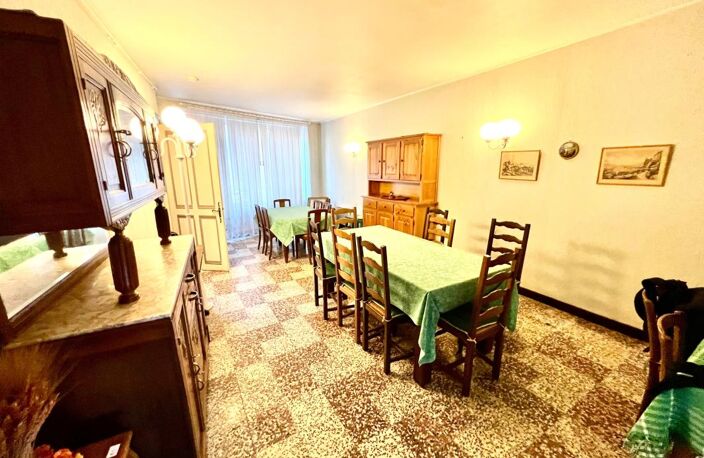 maison T 9 de 180 m2 CRÉMIEU ,2 séjours ,6 chambres ,3 salles de bain avec terrain 55 m2 — photo 4