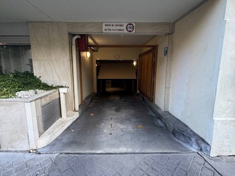 PARKING - EGLISE D'AUTEUIL — photo 1
