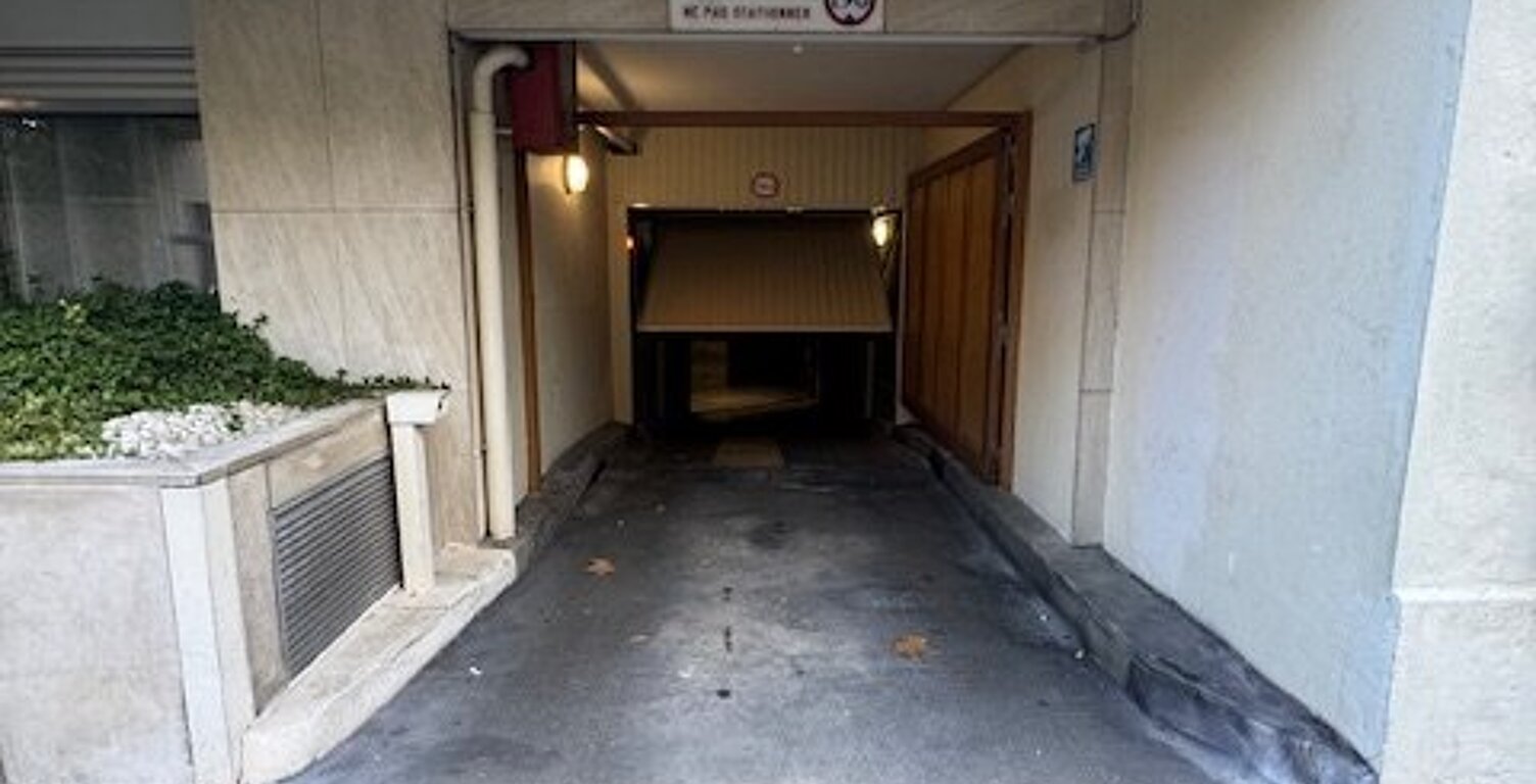 PARKING - EGLISE D'AUTEUIL — photo 1