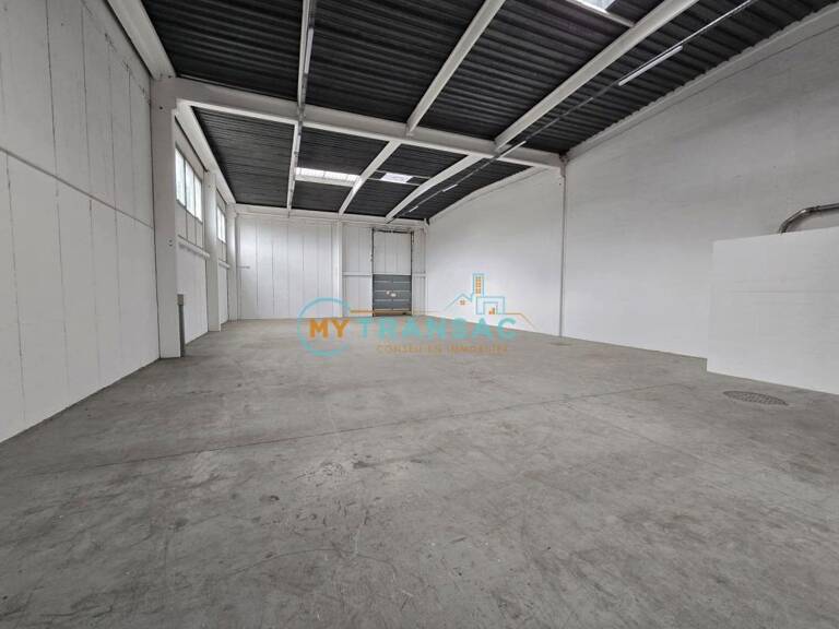 A LOUER  local d'activité de 304m² situé à Valenton — photo 1