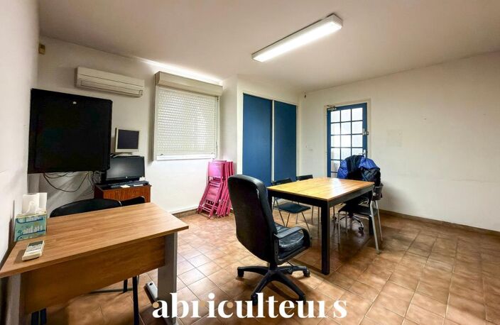 Le Muy – Opportunité professionnelle : bâtiment commercial et entrepôt proche A8 — photo 3