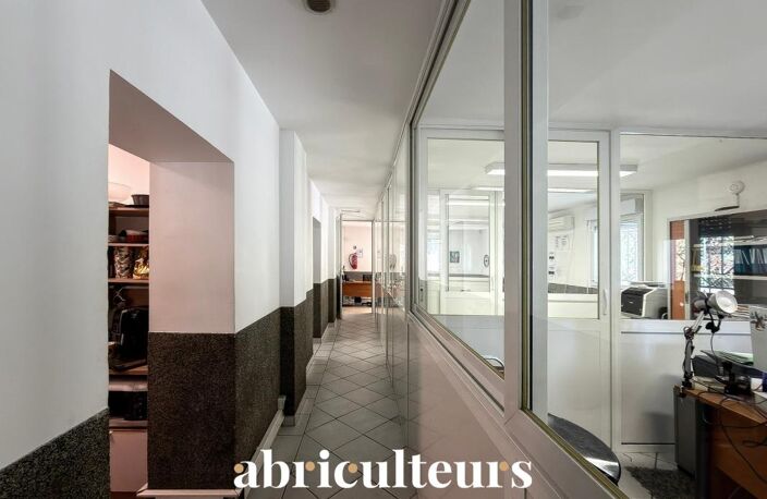 Le Muy – Opportunité professionnelle : bâtiment commercial et entrepôt proche A8 — photo 4