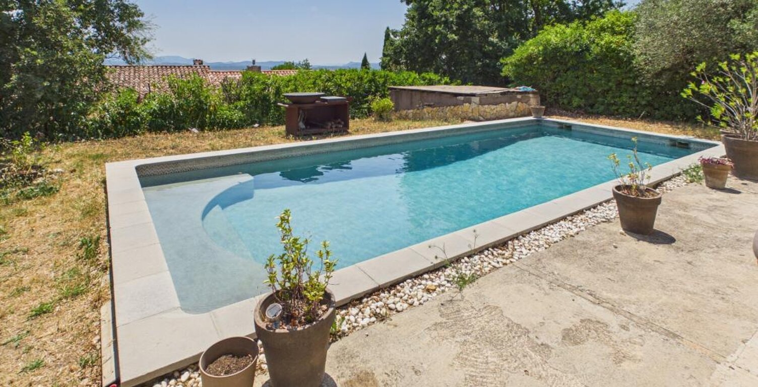 Spacieuse villa avec piscine et terrain d’environ 1 500 m² , dépendance et vue dégagée en vente à Callian (83440) — photo 1