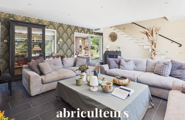 Spacieuse villa avec piscine et terrain d’environ 1 500 m² , dépendance et vue dégagée en vente à Callian (83440) — photo 2