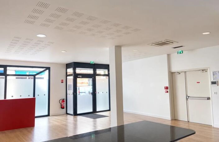 Rez-de-jardin avec jardin et terrasse privatifs - Bureaux de standing à 100 mètres du métro et des commerces — photo 3