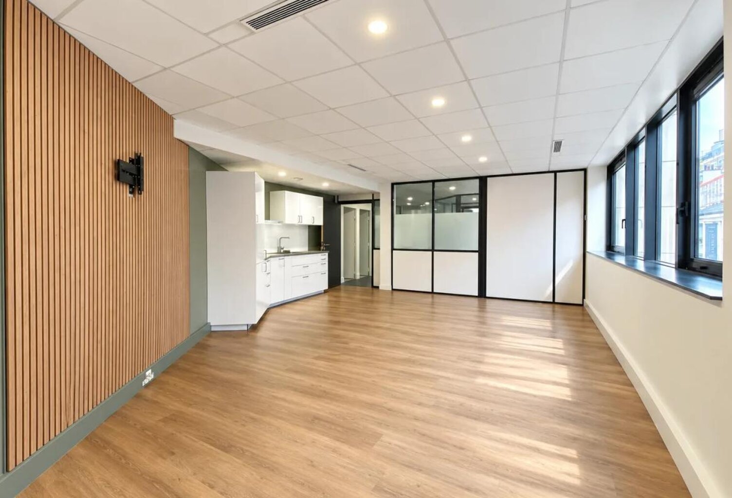 Métro et commerces à 2mins à pied, Corpimmo vous propose à la location deux plateaux de bureaux divisibles, dans immeuble de standing — photo 1