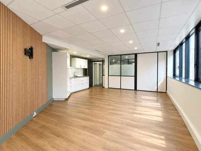 Métro et commerces à 2mins à pied, Corpimmo vous propose à la location deux plateaux de bureaux divisibles, dans immeuble de standing — photo du bien