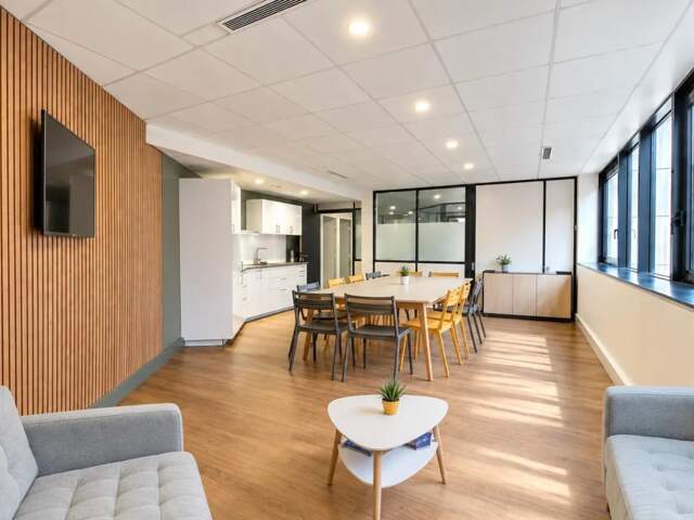 Métro et commerces à 2min à pied, Corpimmo vous propose à la location deux plateaux de bureaux divisibles, dans immeuble de standing — photo du bien