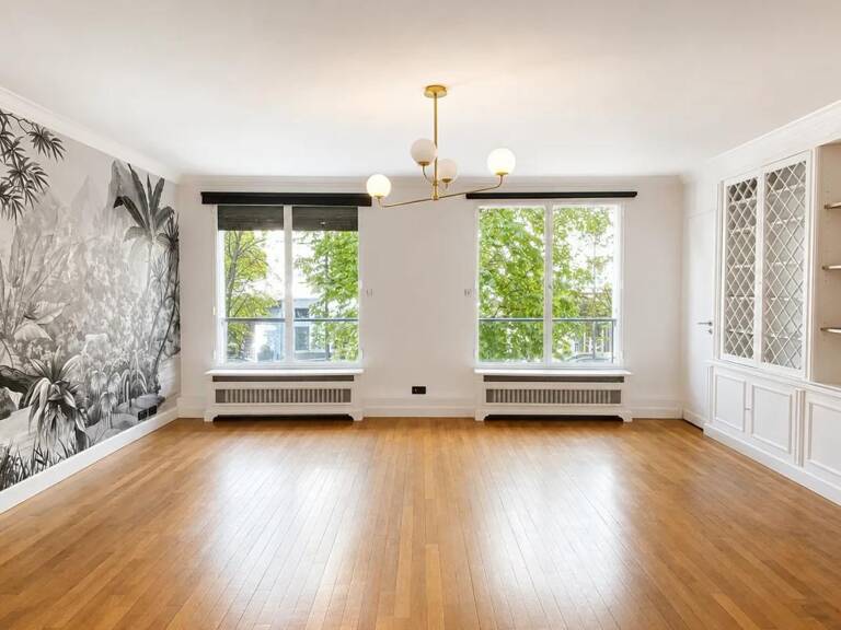 EXCLUSIVITÉ CORPIMMO vous propose à la location un élégant espace de bureaux de 109, situé au 2ᵉ étage d’un immeuble d’angle de standing, bénéficiant d’une adresse particulièrement recherchée, face à l’Hôtel George V — photo 1