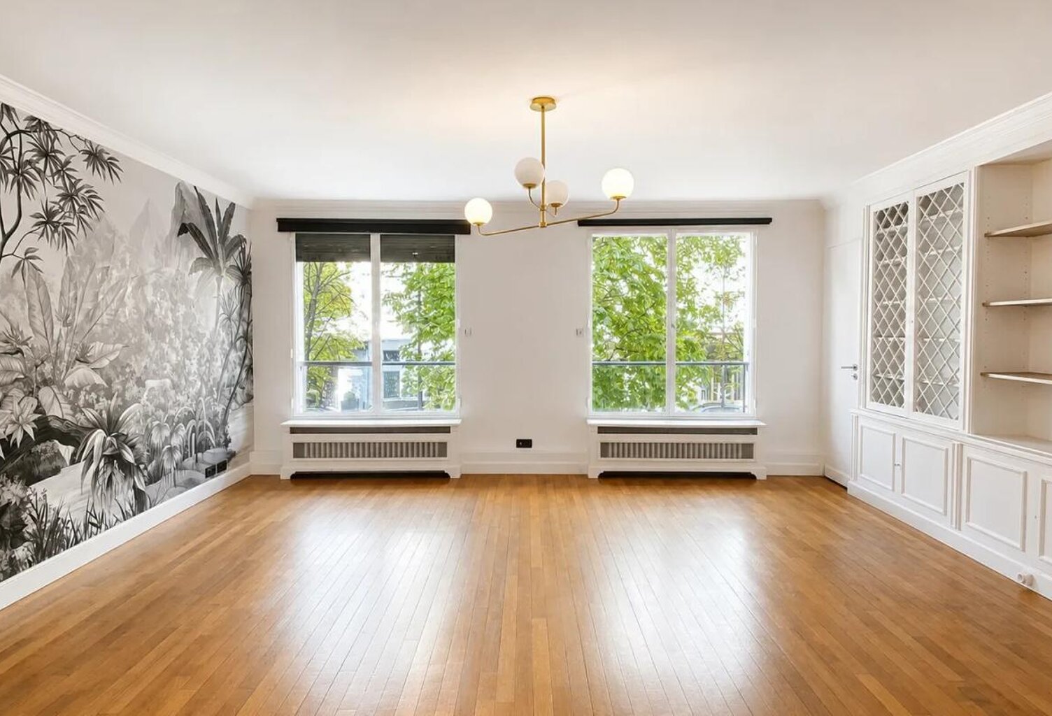 EXCLUSIVITÉ CORPIMMO vous propose à la location un élégant espace de bureaux de 109, situé au 2ᵉ étage d’un immeuble d’angle de standing, bénéficiant d’une adresse particulièrement recherchée, face à l’Hôtel George V — photo 1