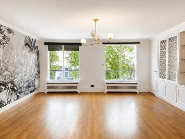 EXCLUSIVITÉ CORPIMMO vous propose à la location un élégant espace de bureaux de 109, situé au 2ᵉ étage d’un immeuble d’angle de standing, bénéficiant d’une adresse particulièrement recherchée, face à l’Hôtel George V — photo du bien