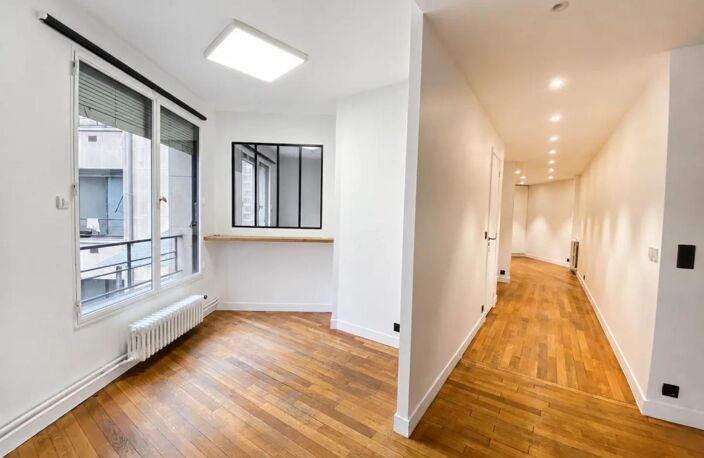 EXCLUSIVITÉ CORPIMMO vous propose à la location un élégant espace de bureaux de 109, situé au 2ᵉ étage d’un immeuble d’angle de standing, bénéficiant d’une adresse particulièrement recherchée, face à l’Hôtel George V — photo 2