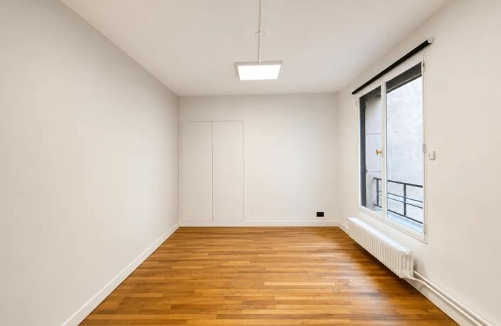 EXCLUSIVITÉ CORPIMMO vous propose à la location un élégant espace de bureaux de 109, situé au 2ᵉ étage d’un immeuble d’angle de standing, bénéficiant d’une adresse particulièrement recherchée, face à l’Hôtel George V — photo 3