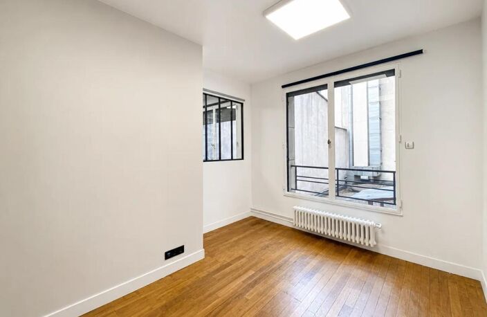 EXCLUSIVITÉ CORPIMMO vous propose à la location un élégant espace de bureaux de 109, situé au 2ᵉ étage d’un immeuble d’angle de standing, bénéficiant d’une adresse particulièrement recherchée, face à l’Hôtel George V — photo 4