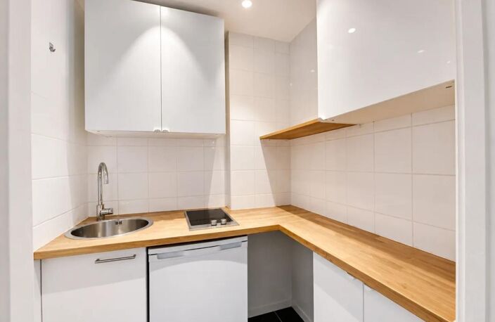 EXCLUSIVITÉ CORPIMMO vous propose à la location un élégant espace de bureaux de 109, situé au 2ᵉ étage d’un immeuble d’angle de standing, bénéficiant d’une adresse particulièrement recherchée, face à l’Hôtel George V — photo 5