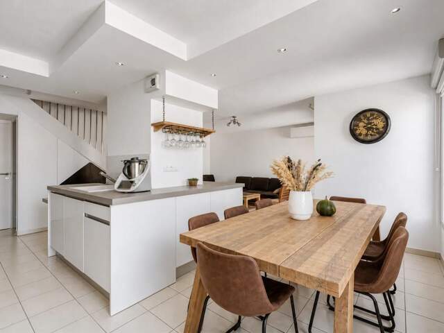Oullins gare - Duplex 4 chambres - Terrasses - 2 stationnements - Calme — photo du bien