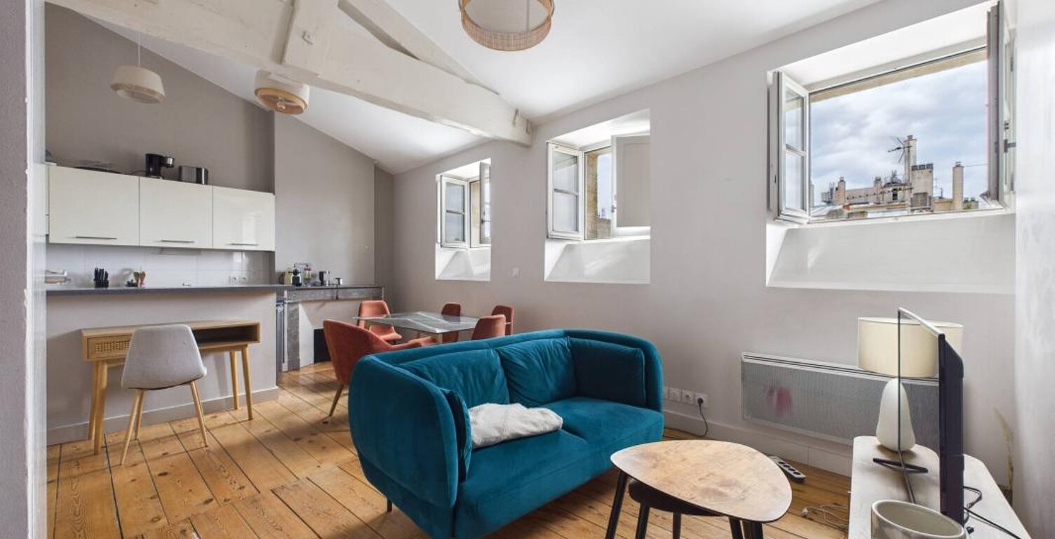 Superbe appartement 2 pièces de 46 m² - Lumineux dernier étage avec vue sur les toits - Donne sur rue du loup, Bordeaux — photo 1