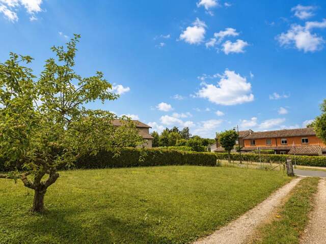 À vendre – Terrain de 614 m² non viabilisé en plein cœur de Saint-Jean-de-Thurigneux – — photo du bien