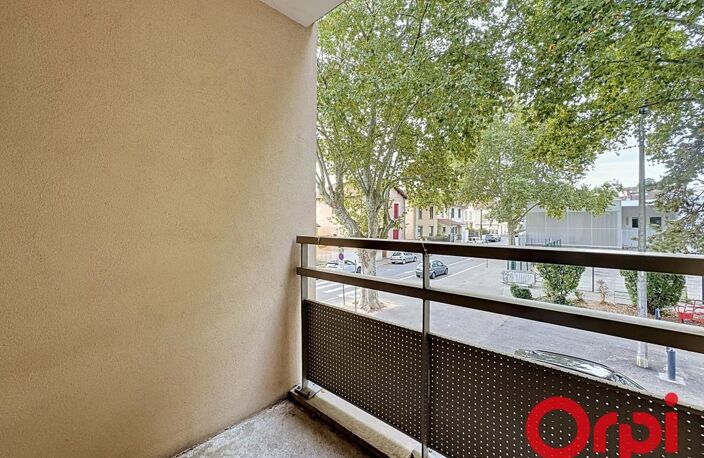 Grand appartement T2 avec terrasse, cave et garage fermé — photo 2