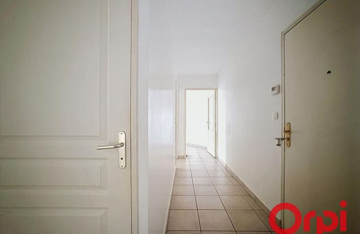 Grand appartement T2 avec terrasse, cave et garage fermé — photo 5