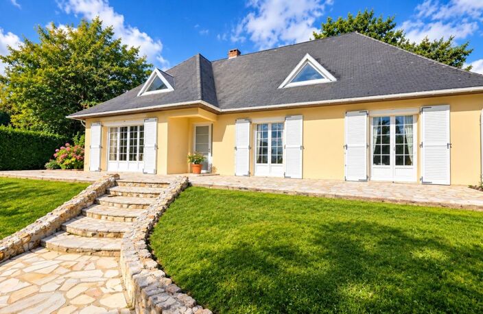 Maison À Vendre SAINT MARTIN DU MANOIR - 200 m2 - 5 chambres - 3481 m2 de terrain — photo 2