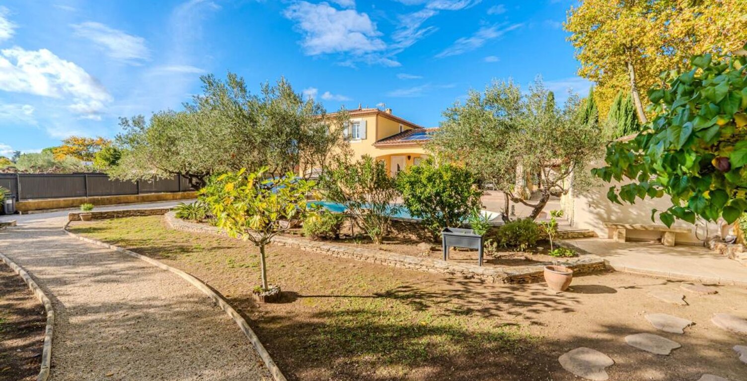 Villa de charme avec piscine et 5 chambres à Clarensac — photo 1