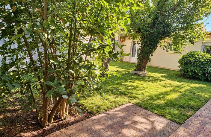 Ensemble immobilier. Immeuble de rapport avec 13 appartements loués meublés sur TALENCE. Rapport net 77616 euros — photo 2
