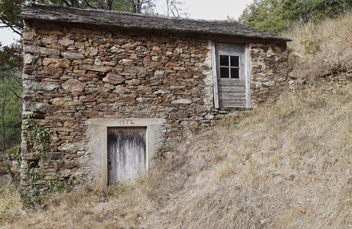 LACAZE - TERRAIN AGRICOLE AVEC GRANGE EN PIERRE — photo 2