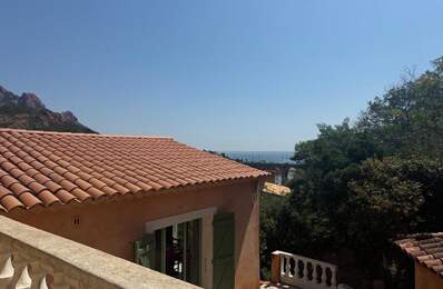 Appartement 81 m² à rénover - Vue dégagée sur l'Esterel et aperçu mer - À 200 mètres de la plage - Petite copropriété, piscine collective — photo du bien