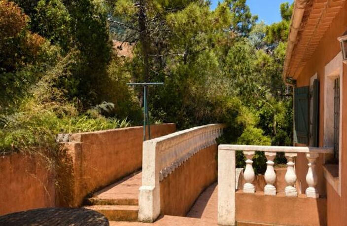 Appartement 81 m² à rénover - Vue dégagée sur l'Esterel et aperçu mer - À 200 mètres de la plage - Petite copropriété, piscine collective — photo 2