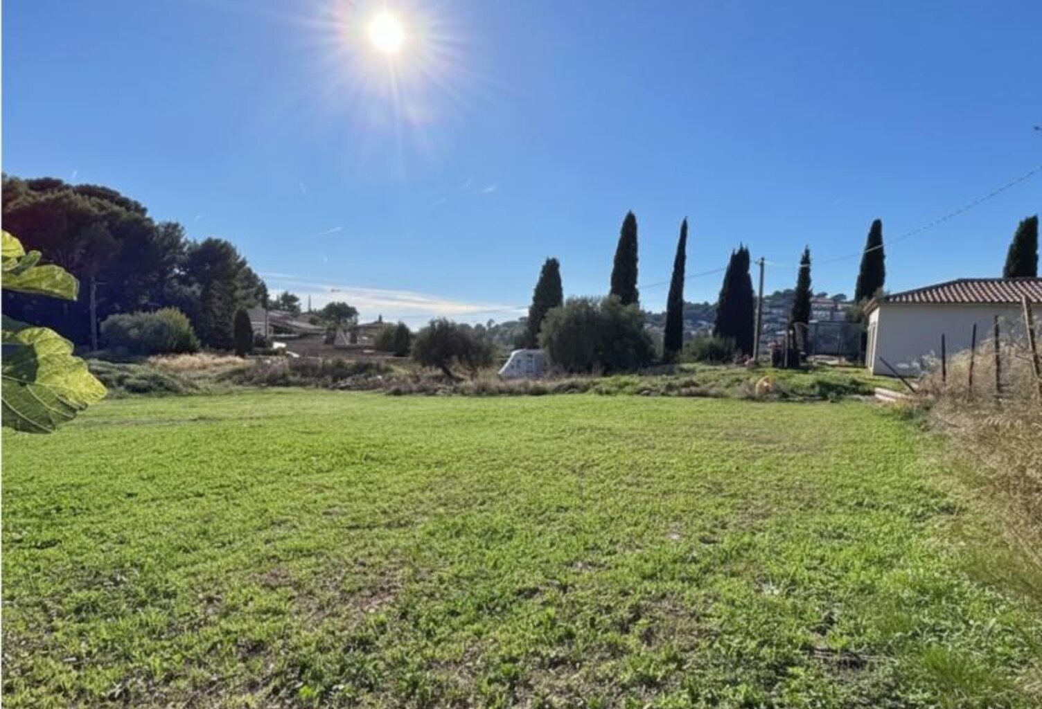 OLLIOULES. Terrain de 564 m2 libre choix constructeur avec permis de construire — photo 1