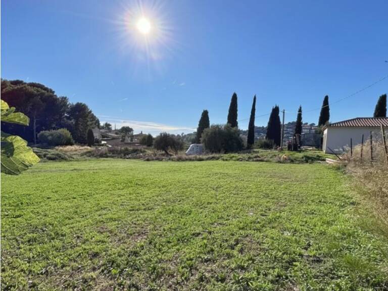 OLLIOULES. Terrain de 564 m2 libre choix constructeur avec permis de construire — photo 1