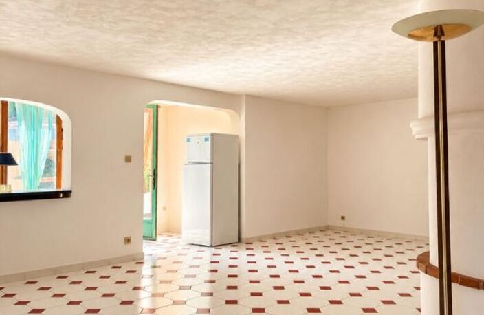 Appartement 85 m² à rénover - Quartier d'Anthéor - Belle terrasse avec cuisine d'été - 1 stationnement  - À 200 mètres de la plage — photo 3