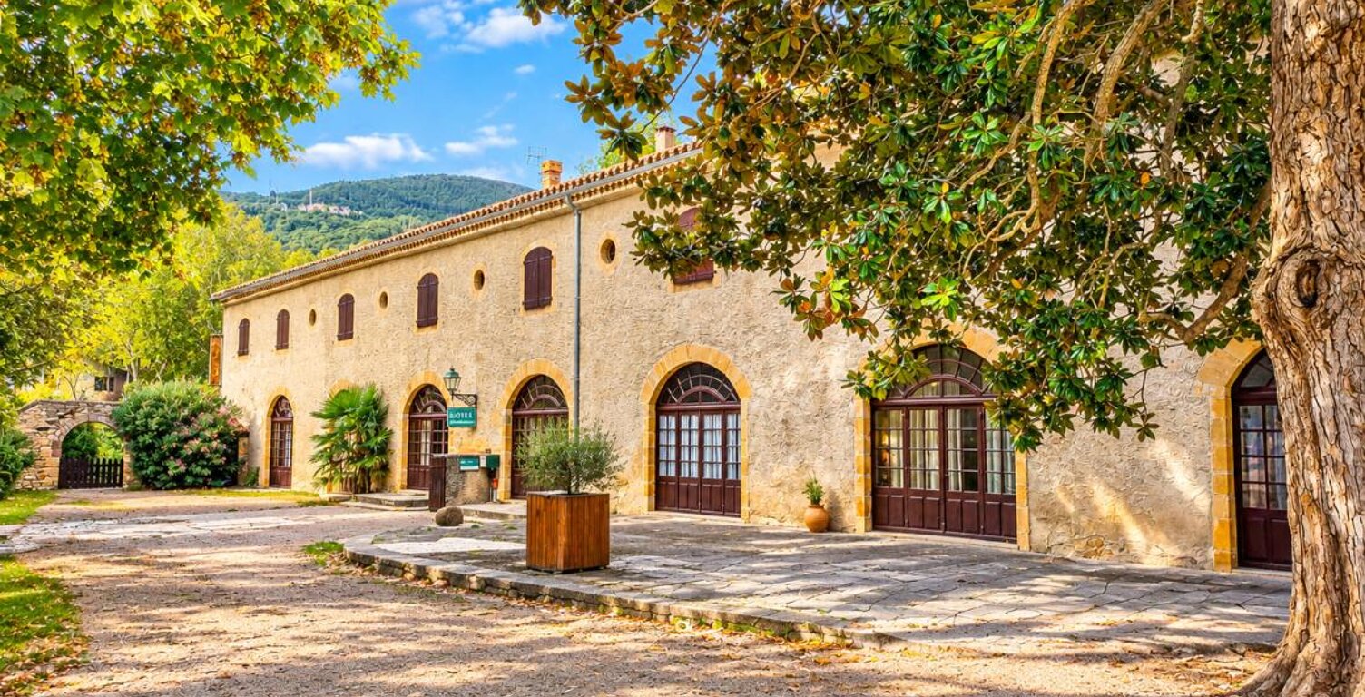 Un ancien évêché du XVIIe siècle  2 500 m², 30 chambres et 1,3 hectare de parc au coeur du Pays Cathare. Hôtel, événementiel, séminaires, spa ou projet touristique — photo 1