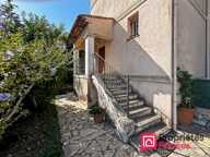 HAUT DE VILLA EN DUPLEX AVEC GRAND JARDIN, GARAGE ET PARKINGS — photo 4