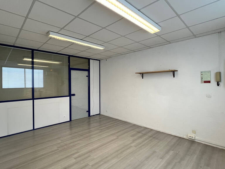 BUREAUX PROFESSIONNELS AVEC PARKING PRIVATIF - LOYER MENSUEL — photo 1