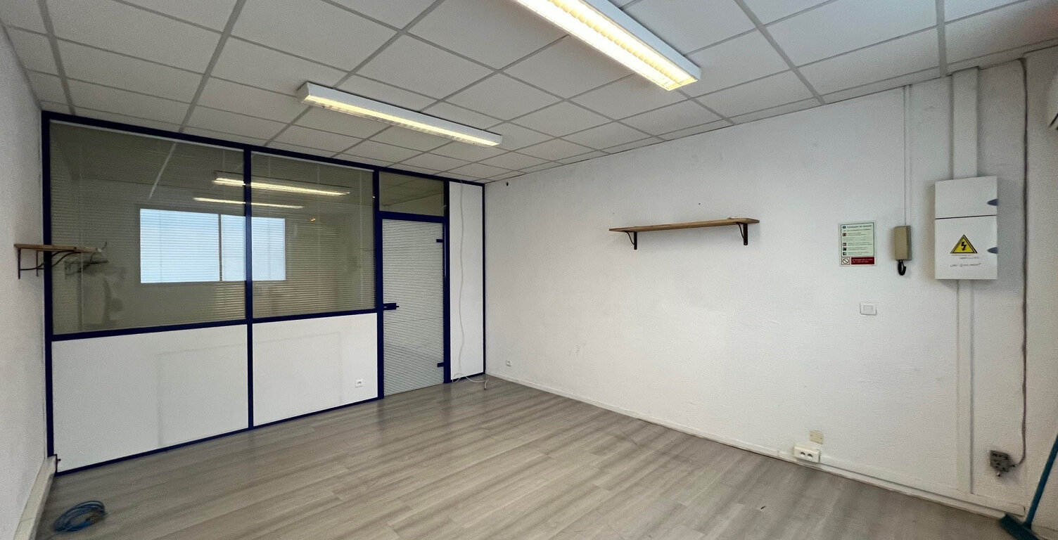 BUREAUX PROFESSIONNELS AVEC PARKING PRIVATIF - LOYER MENSUEL — photo 1