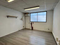 BUREAUX PROFESSIONNELS AVEC PARKING PRIVATIF - LOYER MENSUEL — photo 2