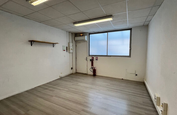 BUREAUX PROFESSIONNELS AVEC PARKING PRIVATIF - LOYER MENSUEL — photo 2