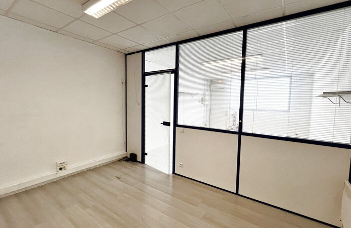 BUREAUX PROFESSIONNELS AVEC PARKING PRIVATIF - LOYER MENSUEL — photo 3