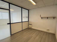 BUREAUX PROFESSIONNELS AVEC PARKING PRIVATIF - LOYER MENSUEL — photo 4