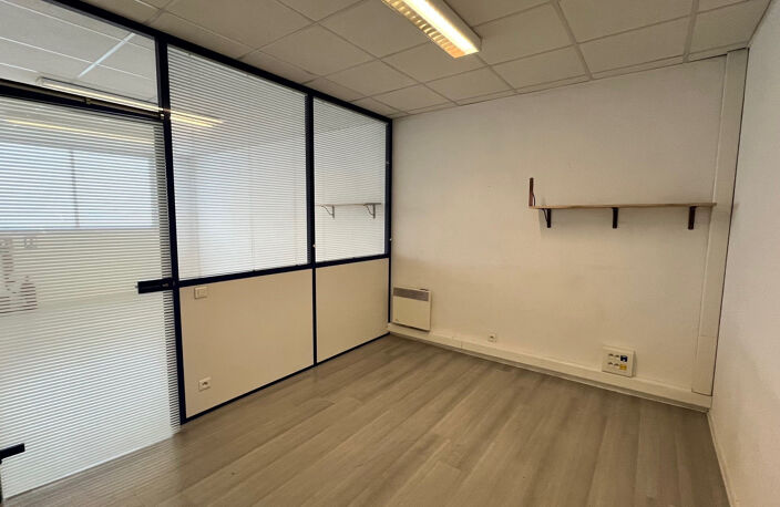 BUREAUX PROFESSIONNELS AVEC PARKING PRIVATIF - LOYER MENSUEL — photo 4