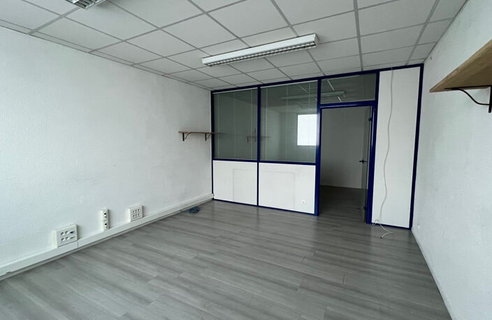 BUREAUX PROFESSIONNELS AVEC PARKING PRIVATIF - LOYER MENSUEL — photo 5