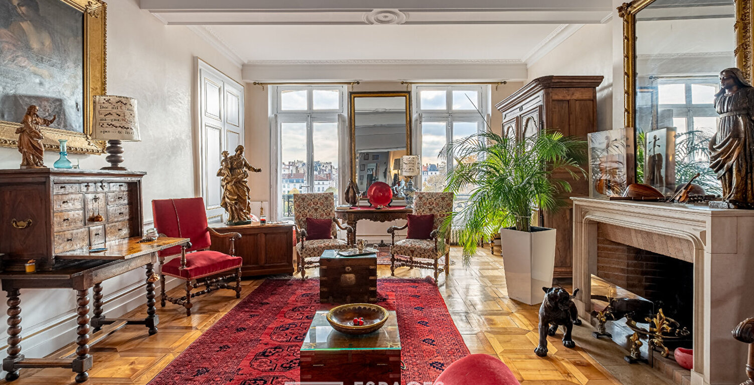Très bel appartement bourgeois avec balcons Place Bellecour — photo 1