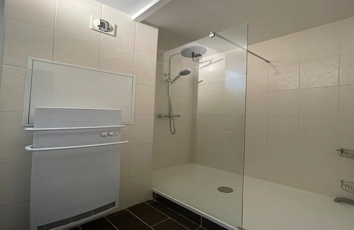 APPARTEMENT 4 PIECES MEUBLE + PARKING EN SOUS-SOL - VUE DEGAGEE — photo 4