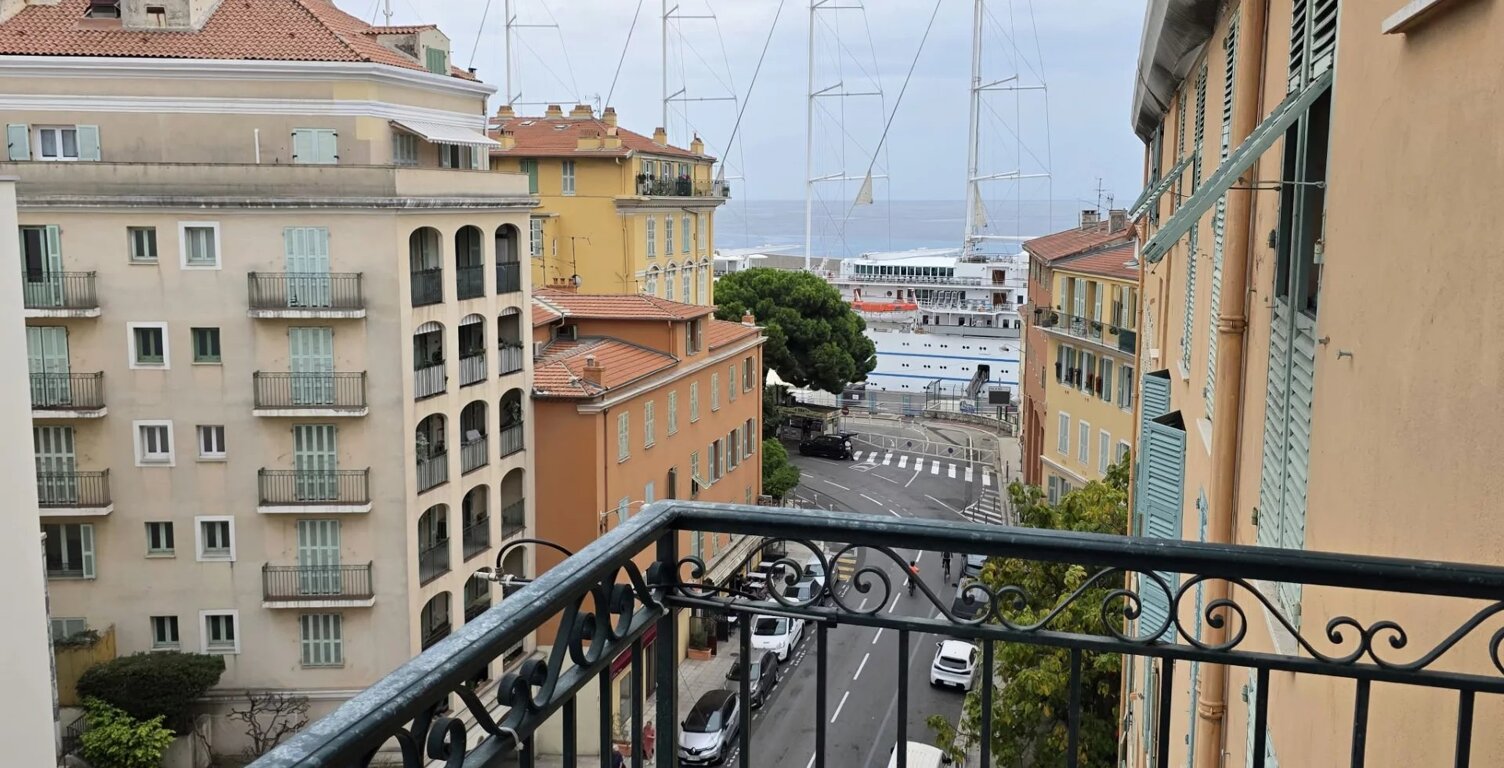 PERLE RARE AU PORT DE NICE (RÉSIDENCE NEPTUNE) — photo 1