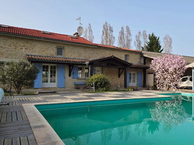 Propriété a vendre de 400 m², une maison principale et un logement attenant sur un terrain arboré de 3600 m² avec piscine et dépendances — photo du bien