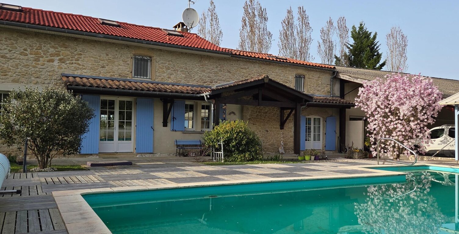 Propriété a vendre de 400 m², une maison principale et un logement attenant sur un terrain arboré de 3600 m² avec piscine et dépendances — photo 1
