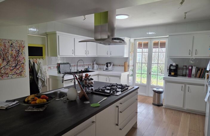 Propriété a vendre de 400 m², une maison principale et un logement attenant sur un terrain arboré de 3600 m² avec piscine et dépendances — photo 2